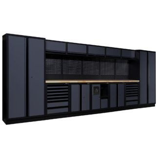 De [GCMODI] Werkplaatsopstelling I is een groot, donker, modulair garagesysteem met hoge kasten, boven- en onderladen, een spatwand van geperforeerd plaatmateriaal en een verlengd houten aanrechtblad.