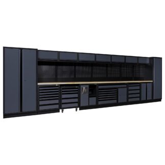 De [GCMODK] Werkplaatsopstelling K is een groot modulair garage-opslagsysteem met donkere kasten, lades, geperforeerde planken, een licht houten aanrechtblad, zowel hoge als lage kasten en meerdere opbergvakken.