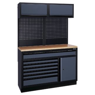 De [GCMODL] Werkplaatsopstelling L is een zwart-grijze metalen gereedschapskist met een houten werkblad, meerdere lades, een kastje, twee bovenvakken en een geperforeerd gatenbord voor het organiseren van gereedschap.